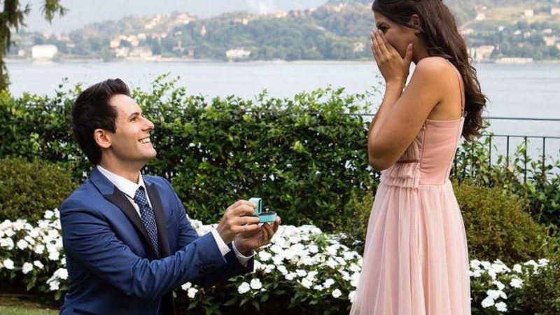 I Me Contro Te  si sposano, la proposta di matrimonio sul lago di Como