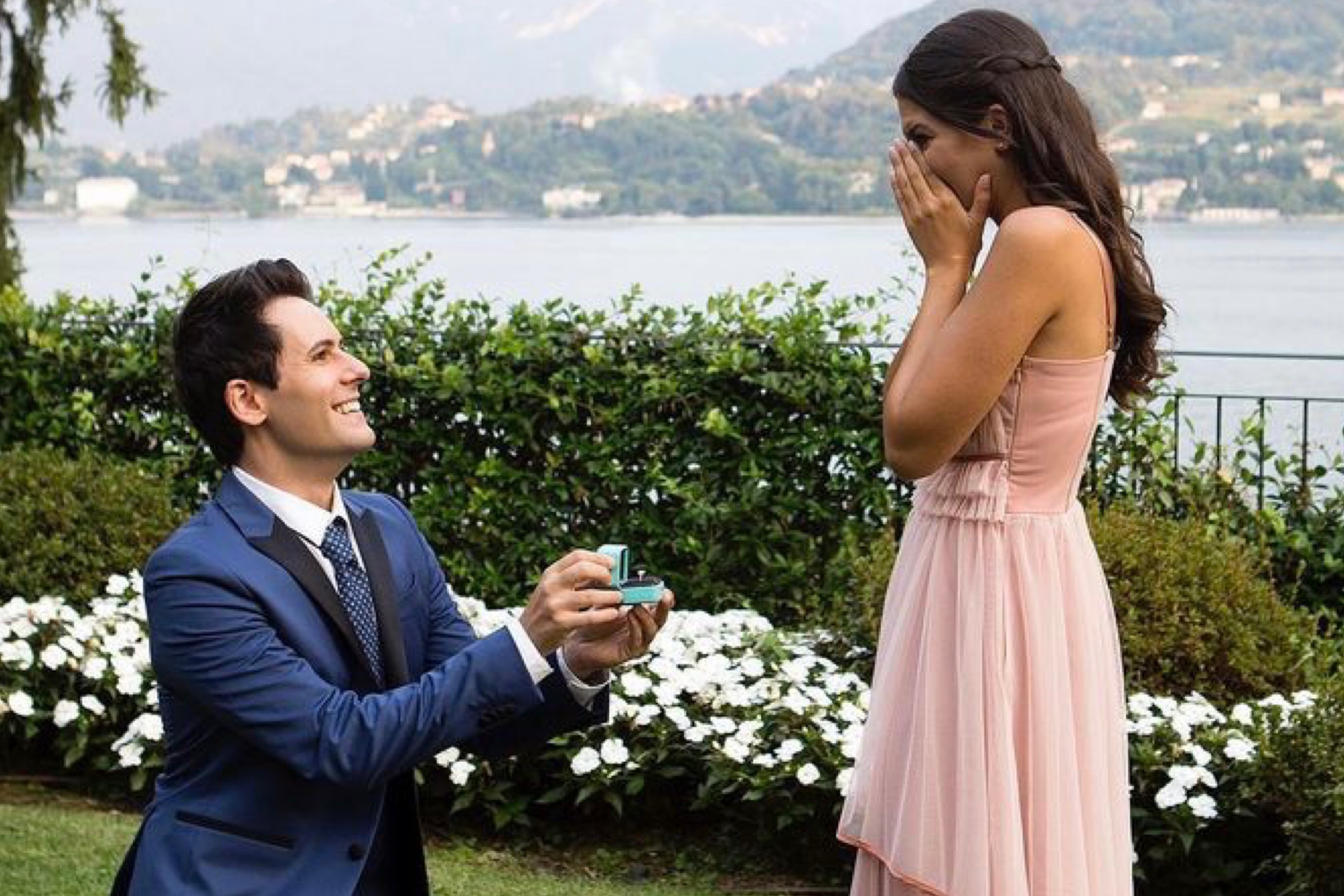 I Me Contro Te  si sposano, la proposta di matrimonio sul lago di Como